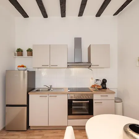 Kalelarga Apartment